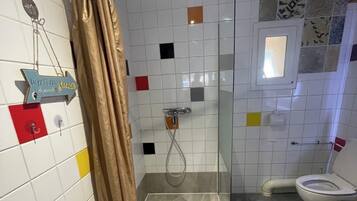 Bruser, hårtørrer, håndklæder, Toiletpapir