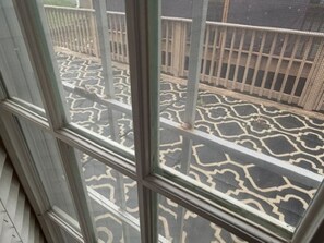 A window with a patterned view of a building's exterior. - Spacious 3BR Downtown Atlanta Home w/ Parking Minutes to Mercedes-Benz Stadium (Atlanta)
