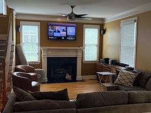 Smart TV - Spacious 3BR Atlanta Home  3 Parking Spaces  Minutes to Mercedes-Benz Stadium (Atlanta)