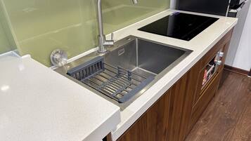Studio, City View | Private kitchen