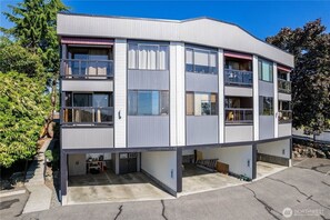 Exterior - Stunning 2-Bedroom Condo Retreat with Lake WA Views! (Renton)