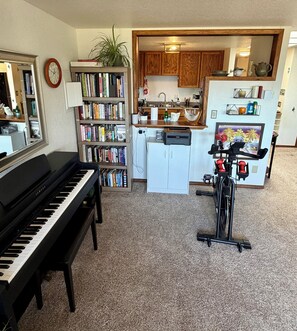 Private kitchen - Stunning 2-Bedroom Condo Retreat with Lake WA Views! (Renton)