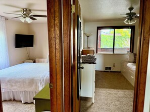 Free WiFi, bed sheets - Stunning 2-Bedroom Condo Retreat with Lake WA Views! (Renton)