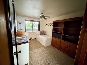Free WiFi, bed sheets - Stunning 2-Bedroom Condo Retreat with Lake WA Views! (Renton)