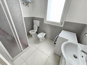A bathroom with a toilet, bidet, and sink. - Appartment in Rosolina Mare (Rosolina)