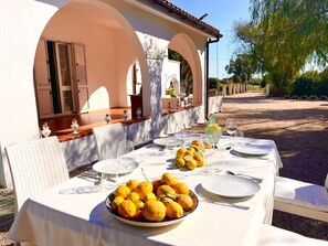 Outdoor dining - Family Villa Mareluna in Lido Marini with a private pool, located near the Ionian Sea (Lido Marini/Com. Salve)