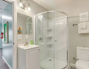 Shower, hair dryer, towels, soap - Charming 3-bedroom house in Pensacola with pool, games, and close to amenities. (Pensacola)