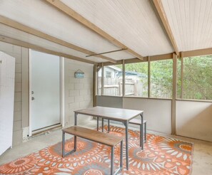 Dining - Charming 3-bedroom house in Pensacola with pool, games, and close to amenities. (Pensacola)