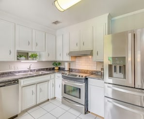 Private kitchen - Charming 3-bedroom house in Pensacola with pool, games, and close to amenities. (Pensacola)