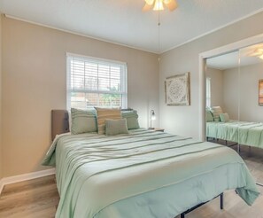 3 bedrooms, iron/ironing board, free WiFi, bed sheets - Charming 3-bedroom house in Pensacola with pool, games, and close to amenities. (Pensacola)