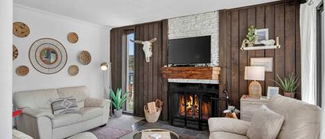 TV, fireplace