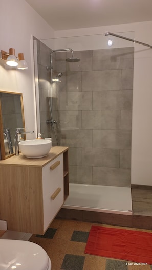 Bathroom - Vrbo Property (Manosque)