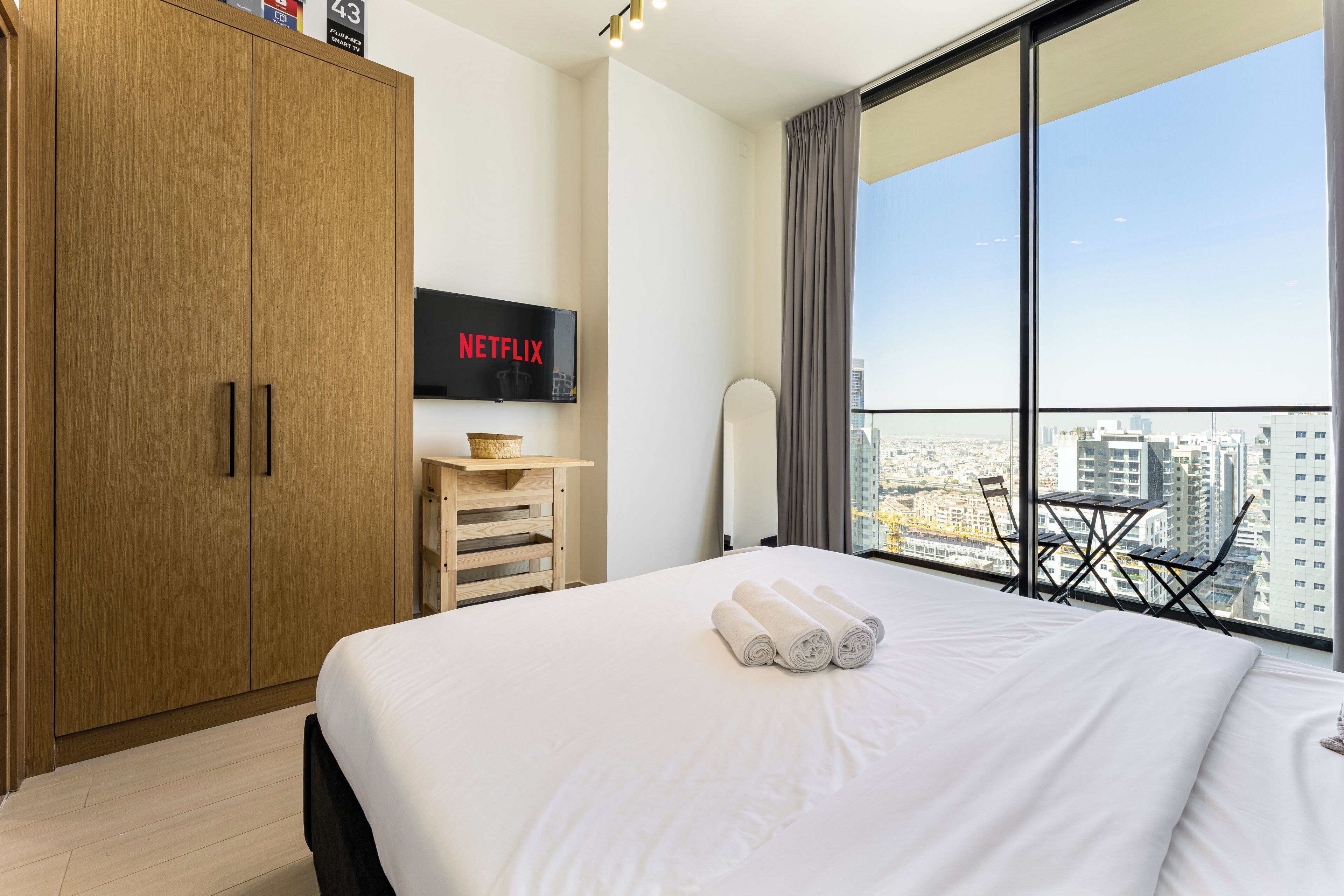 1 chambre, coffre-fort, fer et planche à repasser