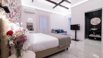 Kamar Quadruple Superior, pemandangan kota | Brankas, tirai kedap cahaya, setrika/meja setrika, dan Wi-Fi gratis