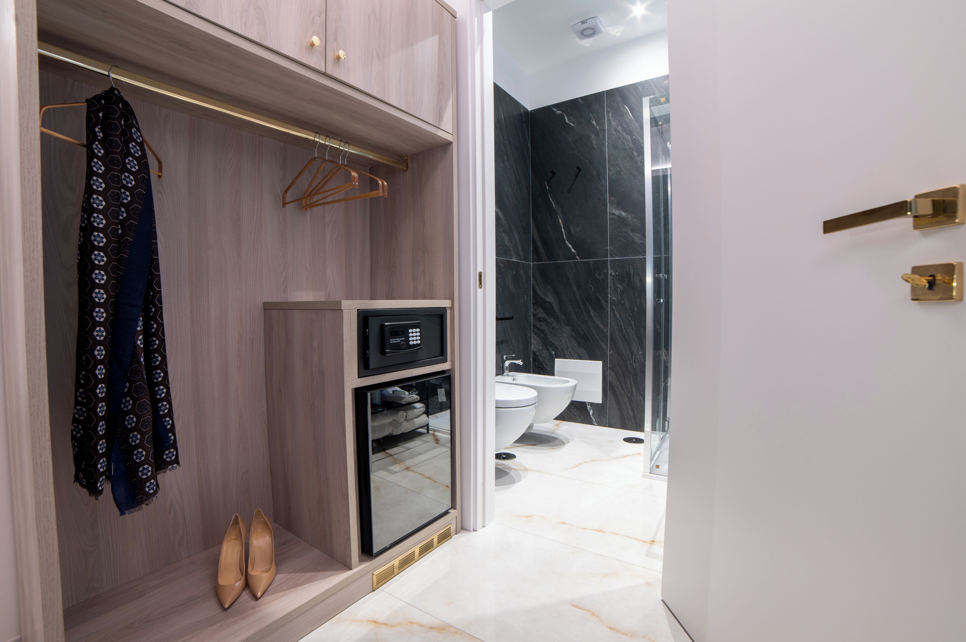 Une salle de bain moderne dotée d’une douche à l’italienne, de toilettes et d’un four encastré.