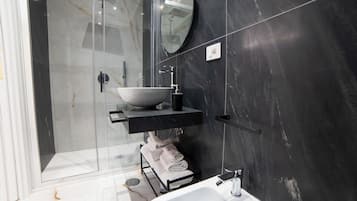 Kamar Triple Deluks, pemandangan kota | Kamar mandi | Shower, pengering rambut, handuk, dan sabun