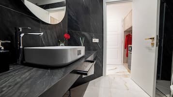 Standard Double or Twin Room | Bathroom