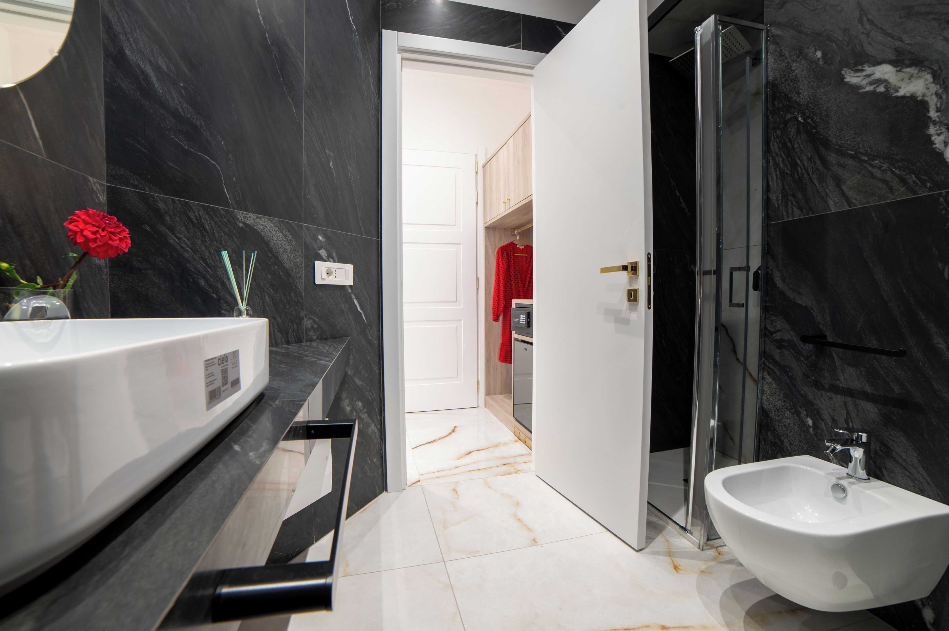 Un bany modern amb un lavabo gran, un vàter i una zona de dutxa.