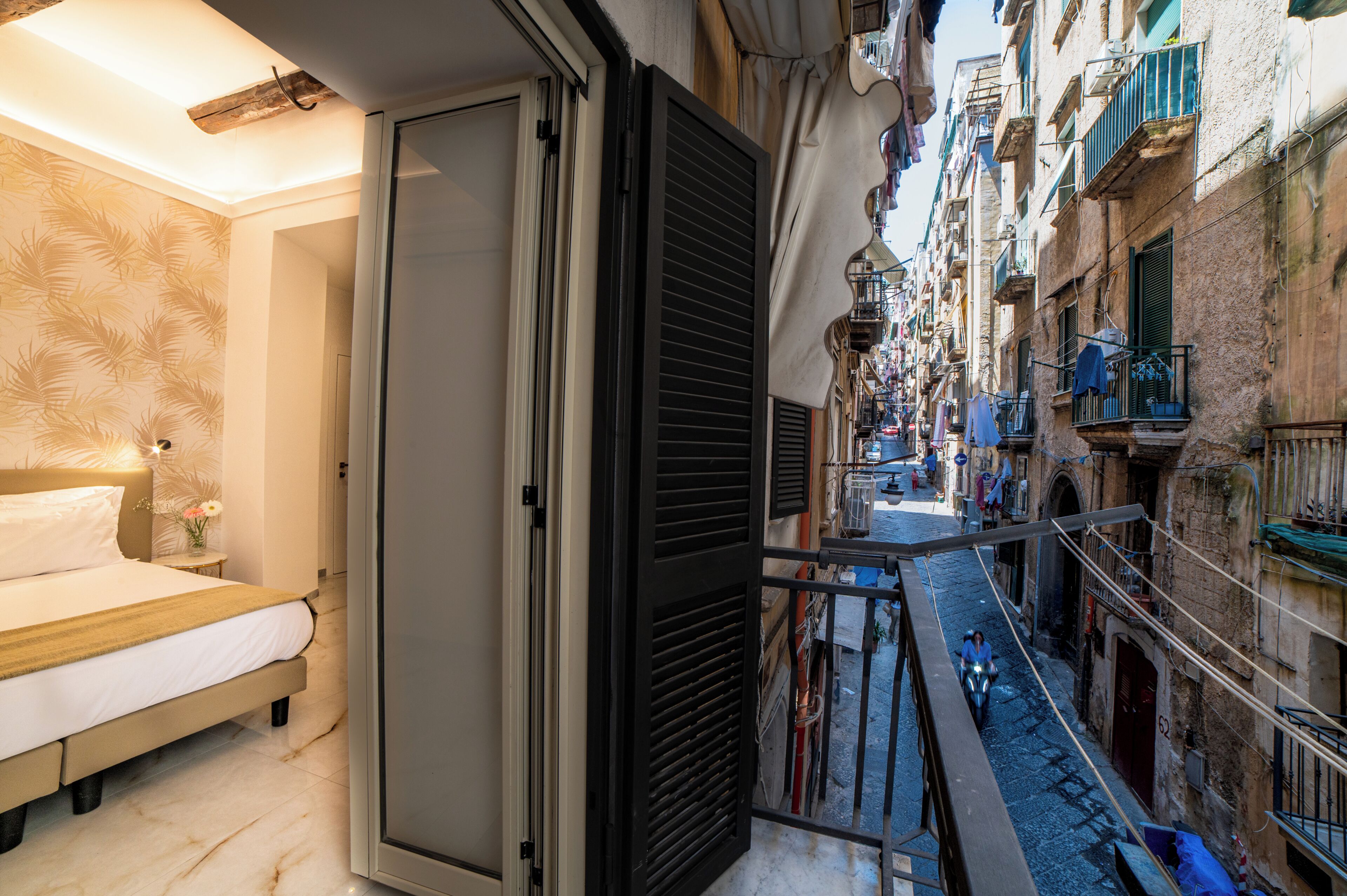 Una cassaforte in camera, tende oscuranti, ferro/asse da stiro
