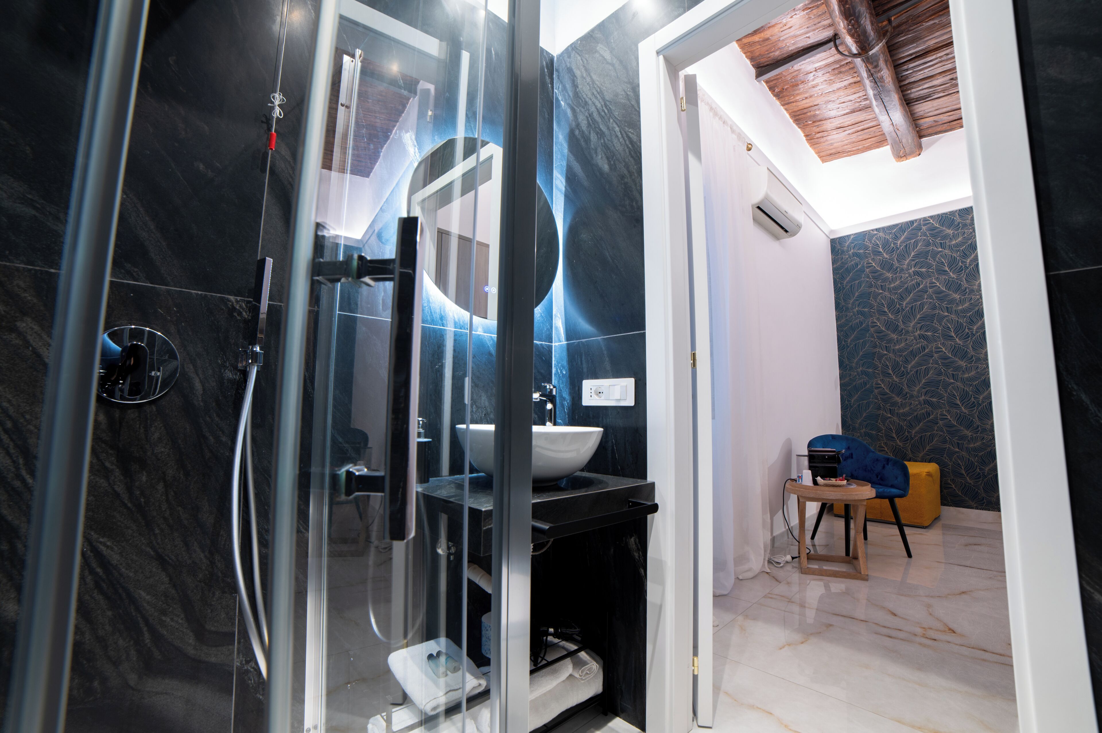 Tripla Deluxe, vista città | Bagno | Doccia, asciugacapelli, asciugamani, sapone