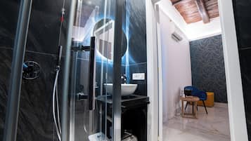 Quarto triplo luxo, vista para a cidade | Banheiro | Chuveiro, secador de cabelo, toalhas de banho, sabonete