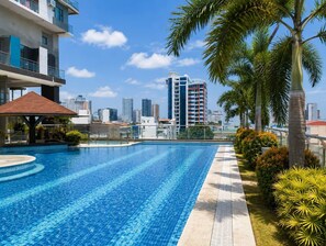 A swimming pool with a cityscape in the background. - 2BR Malate Bayview Mansion, high floor seaview 26B (Manila)