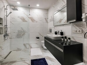 Badewanne und Dusche (separat), Komfortbadewanne, Haartrockner