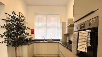 Coffee/tea maker, fridge, microwave, oven