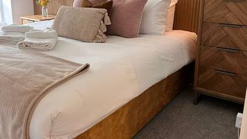 2 bedrooms, iron/ironing board, travel cot, free WiFi