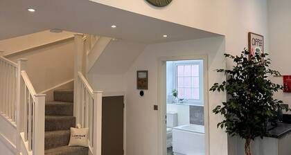 2-Bed Apartment | High Ceilings | Perfect for Longer Stays
