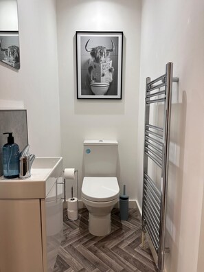 Bathroom - Bright & Airy 2-Bed Apartment | Field View | High Ceilings | EV | Long Stays (Worksop)