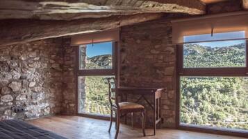 5 bedrooms, WiFi, bed sheets