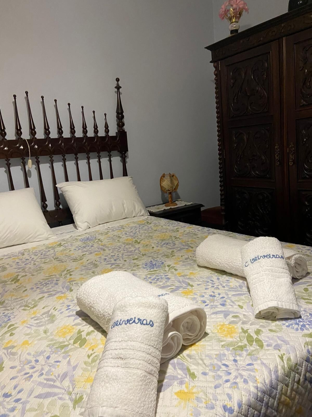 3 habitaciones, tabla de planchar con plancha y ropa de cama 