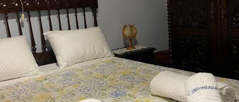 3 habitaciones, tabla de planchar con plancha y ropa de cama