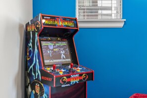 En Midway arkademaskine med Mortal Kombat spil, der viser en joystick og knapper.