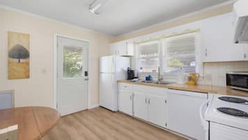 Réfrigérateur, four à micro-ondes, surface de cuisson, lave-vaisselle