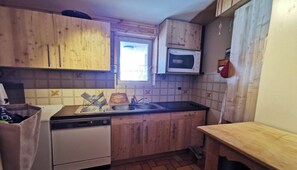 Wasserkocher mit Kaffee-/Teezubehör, Kühlschrank, Mikrowelle, Ofen