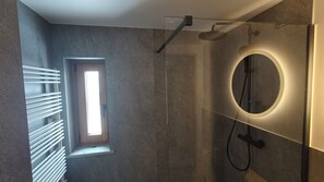 Dutxa, assecador de cabells, bidet i tovalloles 