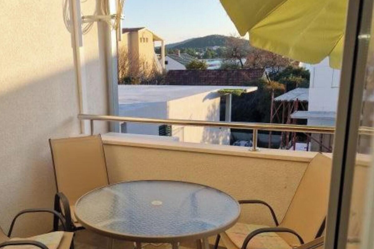 Căn hộ (Two bedroom apartment with balcony (f) | Ban công