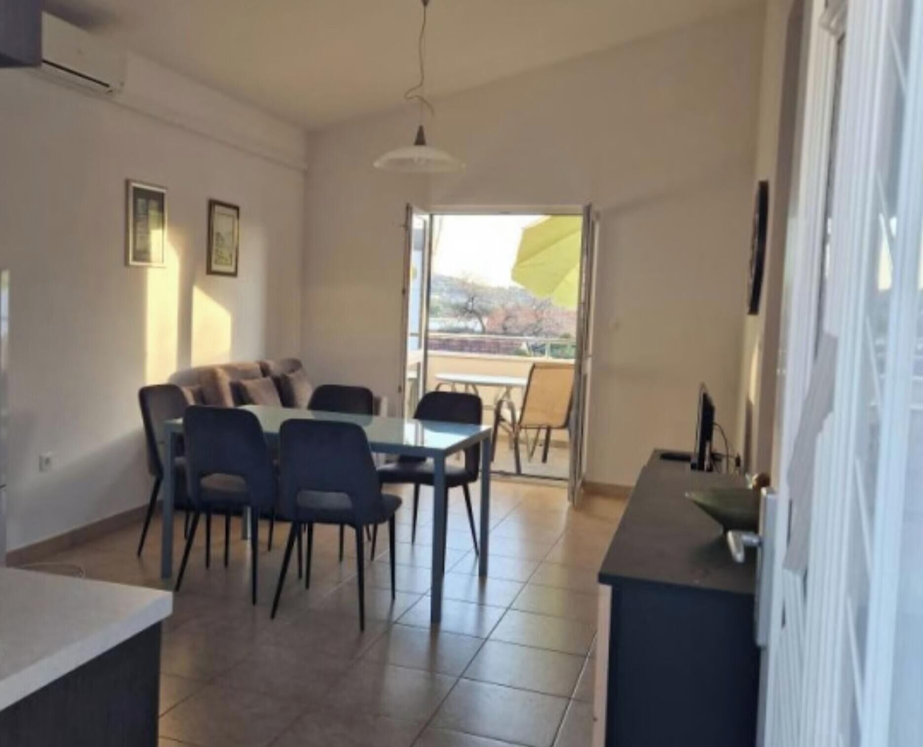 Departamento (Two bedroom apartment with balcony (f) | Sala de estar | Televisión de pantalla plana de 32 pulgadas con canales vía satélite 