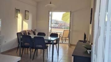 Departamento (Two bedroom apartment with balcony (f) | Sala de estar | Televisión de pantalla plana de 32 pulgadas con canales vía satélite