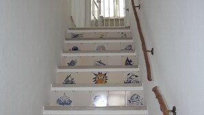 Een trap met decoratieve tegels met verschillende motieven.