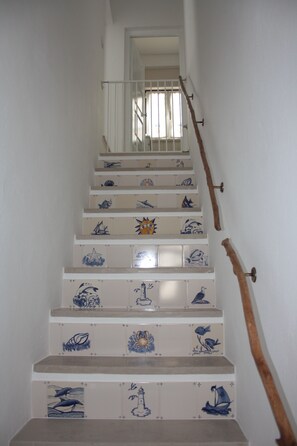 Eine Treppe mit dekorativen Fliesen, die verschiedene Muster zeigen.