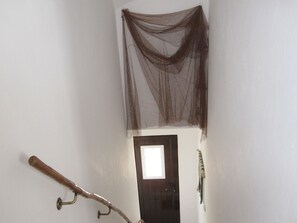 A room with a door, a wall-mounted hook, and a hanging object. - Traditional beach house featuring Portuguese handicrafts (Nazaré)