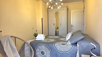 2 habitaciones, tabla de planchar con plancha y ropa de cama
