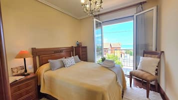2 quartos, ferros/tábuas de passar roupa, roupa de cama