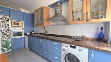 Fridge, microwave, oven, coffee/tea maker