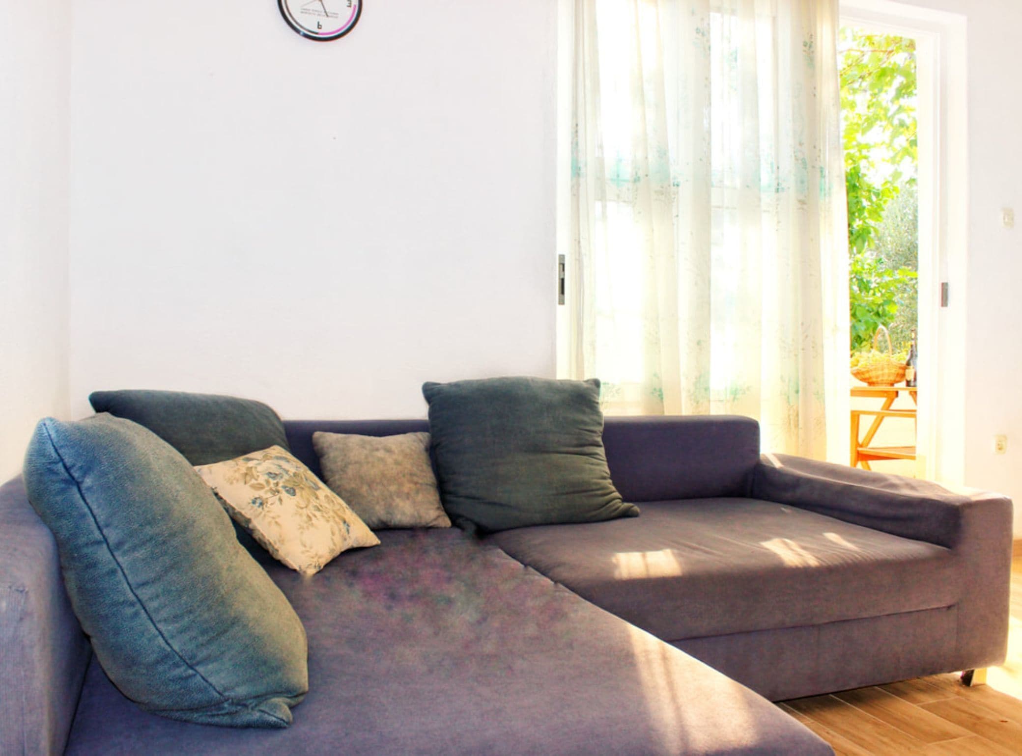 Apartment (Olive one bedroom apartment Olea) | Living room | 32-inch flat-screen TV with cable channels