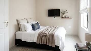 Tabla de planchar con plancha, wifi y ropa de cama