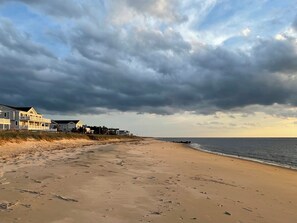 Beach nearby, sun loungers, beach towels - Steps to beach, water views. 4-bedroom, 2-bathroom house, sleeps 8. (Lower Township)